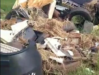 PADRES INDIGNADOS POR CRIADERO DE MOSQUITOS PEGADO A UNA ESCUELA