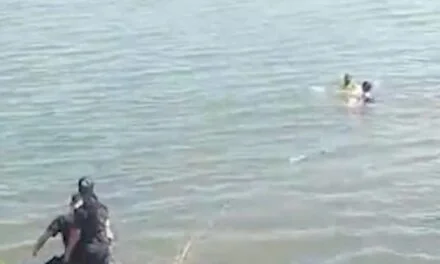 (Video)POLICÍA SE TIRÓ AL RÍO Y LE SALVÓ LA VIDA A UN HOMBRE