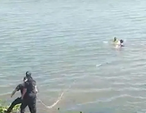 (Video)POLICÍA SE TIRÓ AL RÍO Y LE SALVÓ LA VIDA A UN HOMBRE