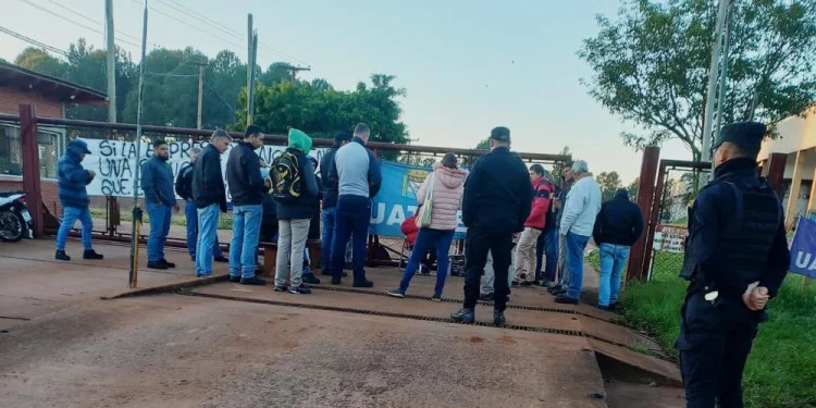 NUEVA MANIFESTACIÓN FRENTE A LA COOPERATIVA CITRÍCOLA DE ALEM