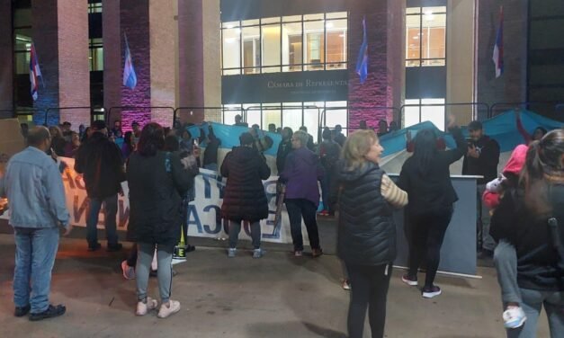 DOCENTES SIGUEN ESPERANDO LA MESA DE DIÁLOGO