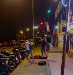 VIOLENTA GRESCA A LA SALIDA DEL BOLICHE EN DOS DE MAYO