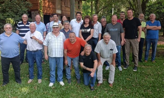 “LOS MUCHACHOS ESTÁN CON LA PULGA DETRÁS DE LA OREJA”