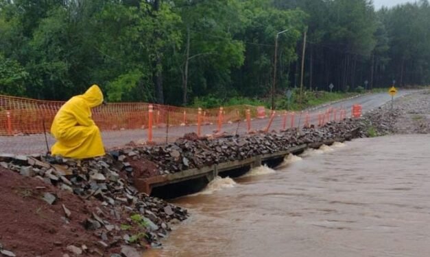 PUENTES SOBRE RUTA 7 Y ARROYO PINDAITY CORTADOS
