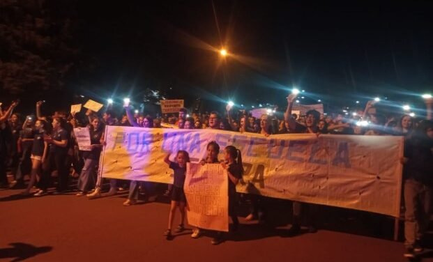 EN ARISTÓBULO DEL VALLE UNA MULTITUD MARCHÓ PARA EXIGIR UNA ESCUELA SEGURA