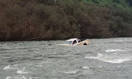 GUARDAPARQUES RESCATAN A DOS PERSONAS QUE HABÍAN CAÍDO AL ARROYO YABOTÍ