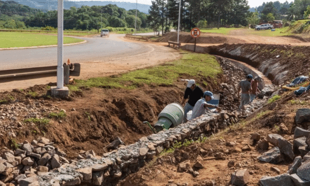 LLEVAN ADELANTE OBRA DE DESAGÜE PARA EVITAR ANEGAMIENTOS EN LA ROTONDA DE ACCESO A DOS DE MAYO