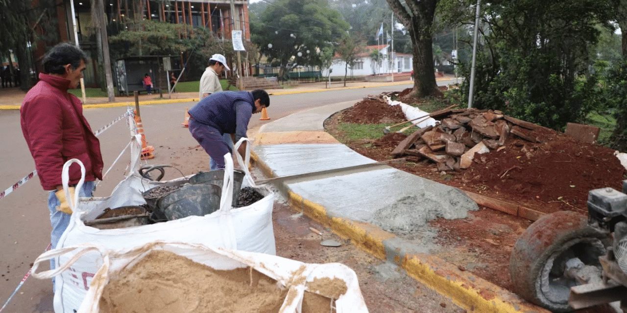 TRABAJAN EN LA REPARACIÓN DE VEREDAS EN ARISTÓBULO DEL VALLE