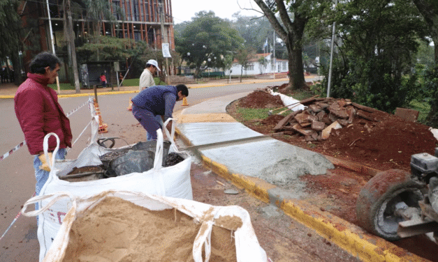 TRABAJAN EN LA REPARACIÓN DE VEREDAS EN ARISTÓBULO DEL VALLE