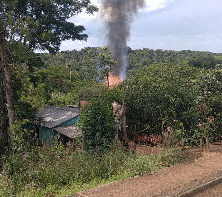 INCENDIÓ CONSUMIÓ UNA VIVIENDA EN BARRIO MUNICIPAL DE ARISTÓBULO DEL VALLE 