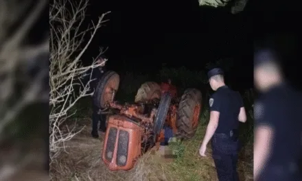 UN HOMBRE MURIÓ AL VOLCAR SU TRACTOR EN PICADA PROPAGANDA DE ARISTÓBULO DEL VALLE