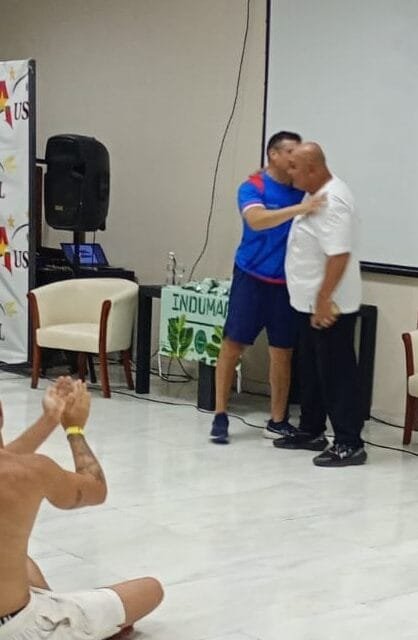 «ES UNA PELEA POR EL TÍTULO MUNDIAL»: LA EMOCIÓN DE JULIO ABEL GONZÁLEZ TRAS LA VISITA DE «MARAVILLA»