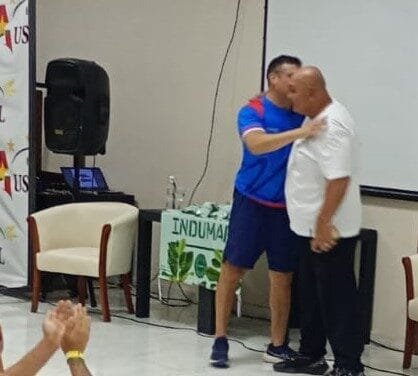 «ES UNA PELEA POR EL TÍTULO MUNDIAL»: LA EMOCIÓN DE JULIO ABEL GONZÁLEZ TRAS LA VISITA DE «MARAVILLA»