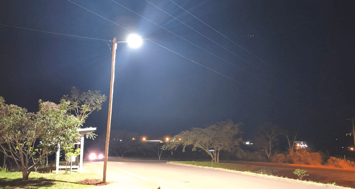 NUEVA ILUMINACIÓN LED MEJORA LA SEGURIDAD SOBRE AVENIDA DE LAS AMÉRICAS EN EL ACCESO A LAS 60 VIVIENDAS