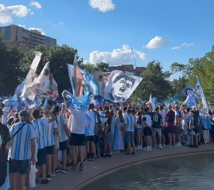 KANSAS CITY LATE AL RITMO DE LA SCALONETA: «SE ARGENTINIZÓ LA PLAZA PÚBLICA»