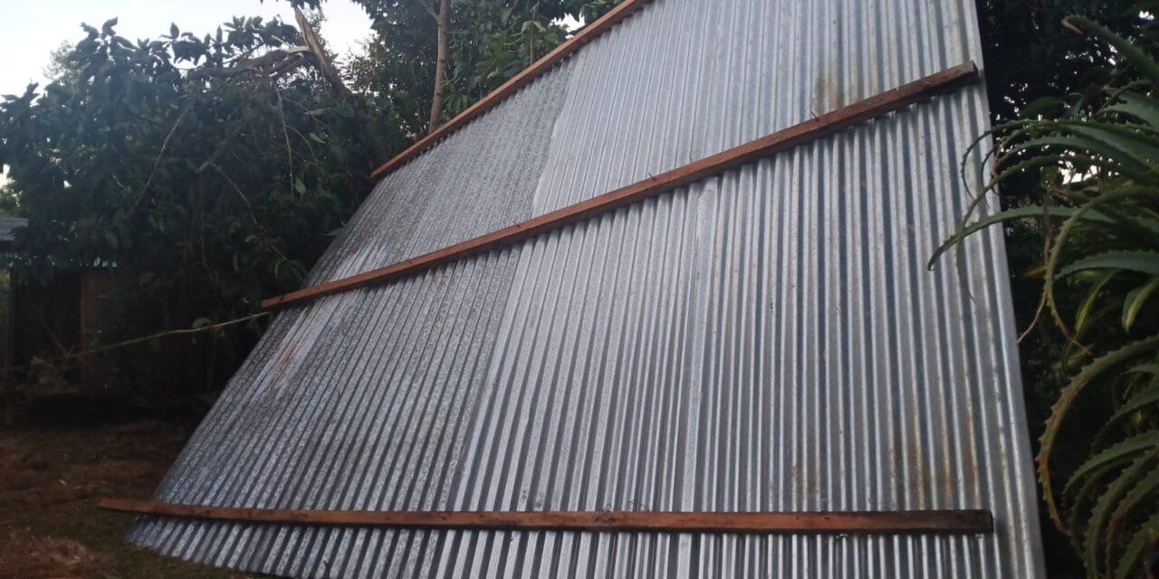 LAS FUERTES RÁFAGAS DE VIENTO CAUSAN DAÑOS EN ARISTÓBULO DEL VALLE: HAY CASAS DESTECHADAS E INTERRUPCION DE SERVICIOS EN ALGUNAS ZONAS  