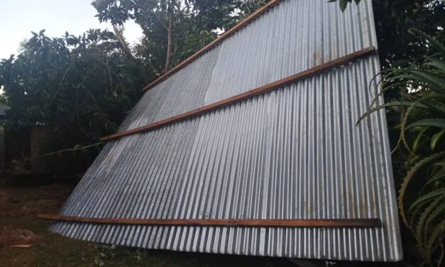 LAS FUERTES RÁFAGAS DE VIENTO CAUSAN DAÑOS EN ARISTÓBULO DEL VALLE: HAY CASAS DESTECHADAS E INTERRUPCION DE SERVICIOS EN ALGUNAS ZONAS  